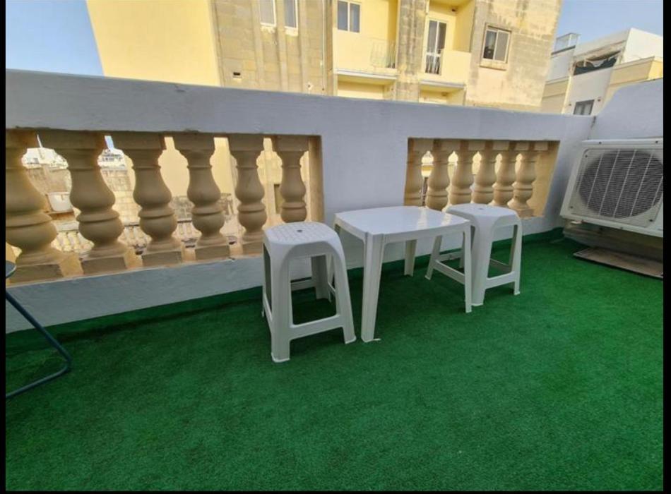 Room 6- Private Room With Private Terrace, Private Bathroom, Ac And Wifi Sliema Exterior foto